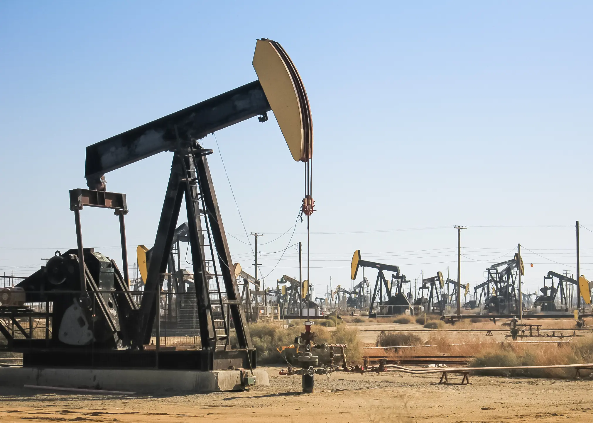 The drilling rig is used to extract crude oil from underground reservoirs, which are typically located beneath the surface of the desert. Upstream Oil and Gas.