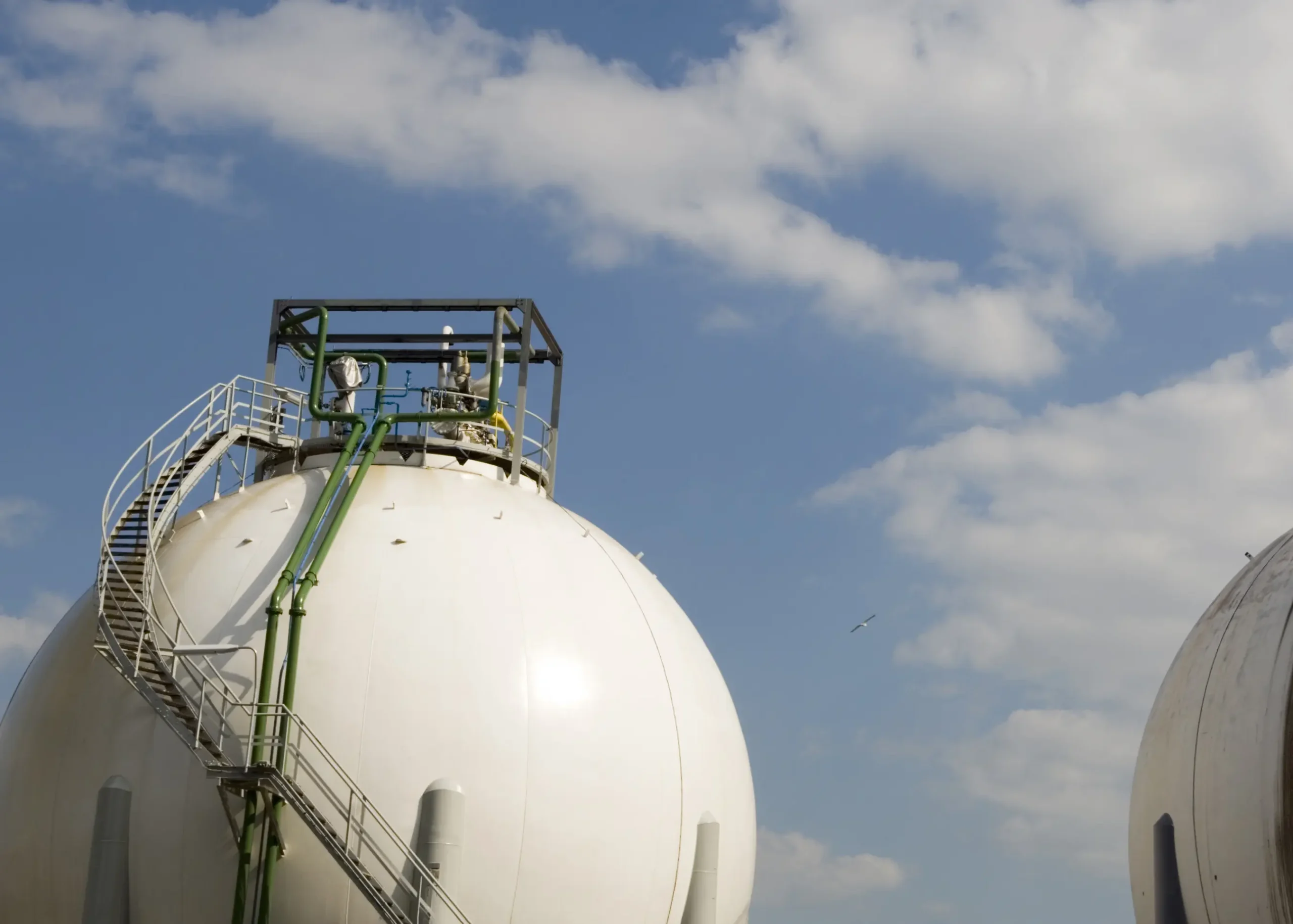 Butterfly valves regulate the flow of crude oil within the refinery's distillation tank, enhancing processing efficiency.