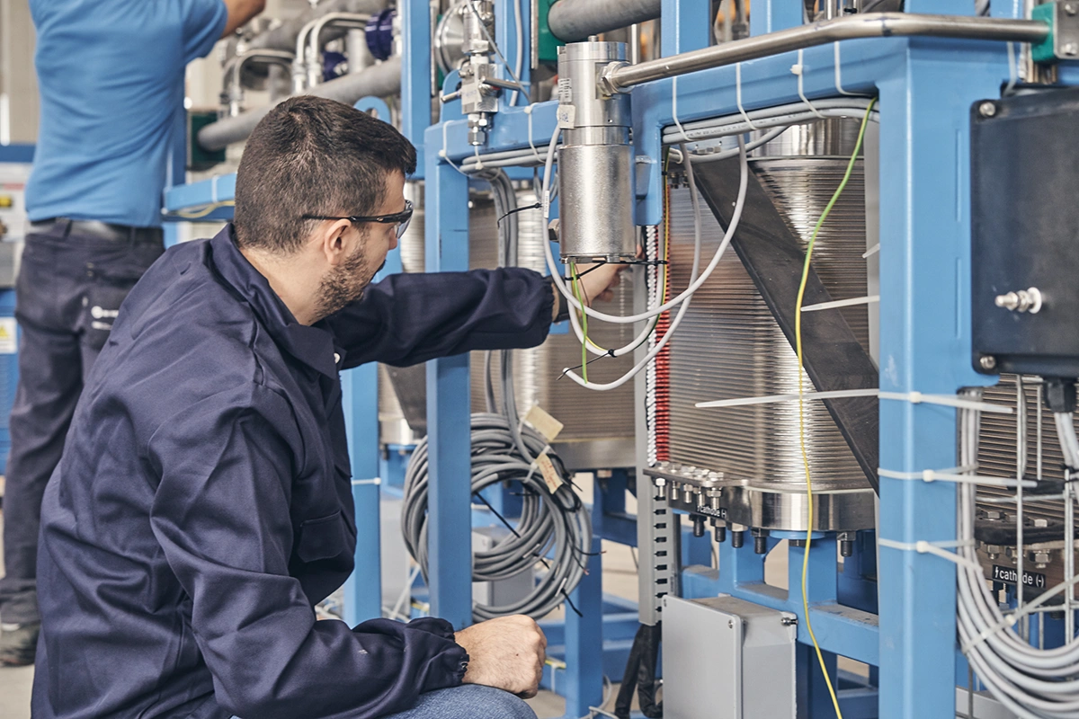 Expert IMI engineers put final touches to crucial electrolyser stack