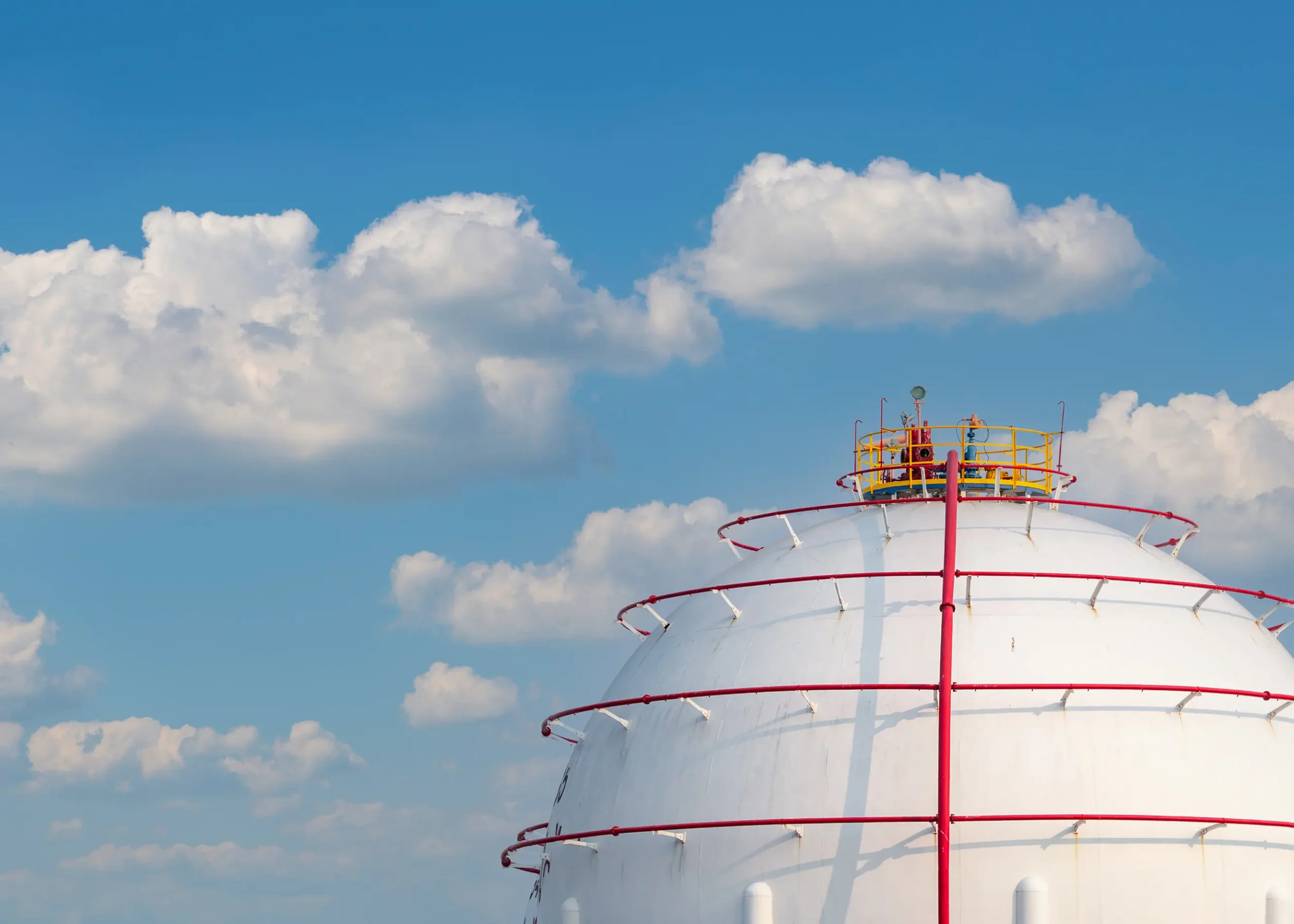 The spherical gas reservoir relies on high-performance actuators to control gas flow, enabling efficient storage and processing of LPG/LNG at the refinery.